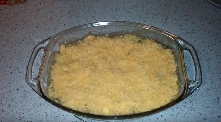 Няколко минути преди рибата да е готова, поръсете я със сирене.