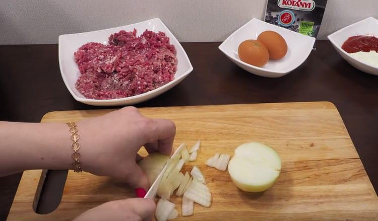 tatlong karot sa isang kudkuran, i-chop ang sibuyas.