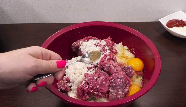 Pinagsasama namin ang lahat ng mga handa na sangkap sa isang lalagyan, asin, paminta.