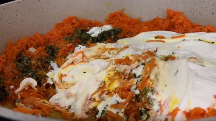 Добавете и заквасена сметана.