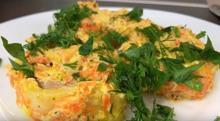 При сервиране ястието може да бъде украсено с пресни билки.