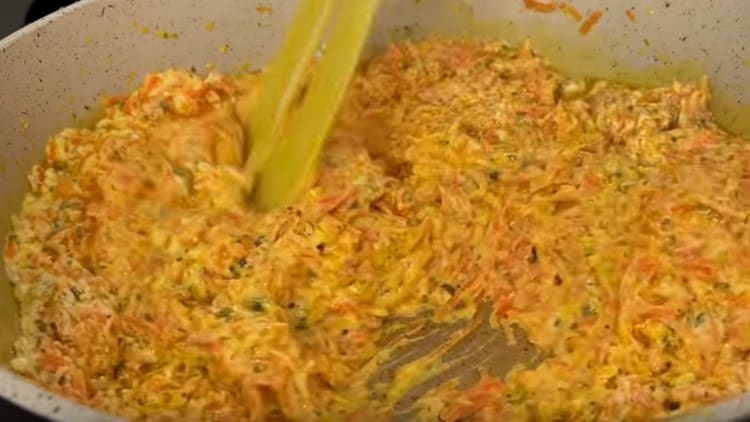 Разбъркайте добре соса и оставете да къкри.