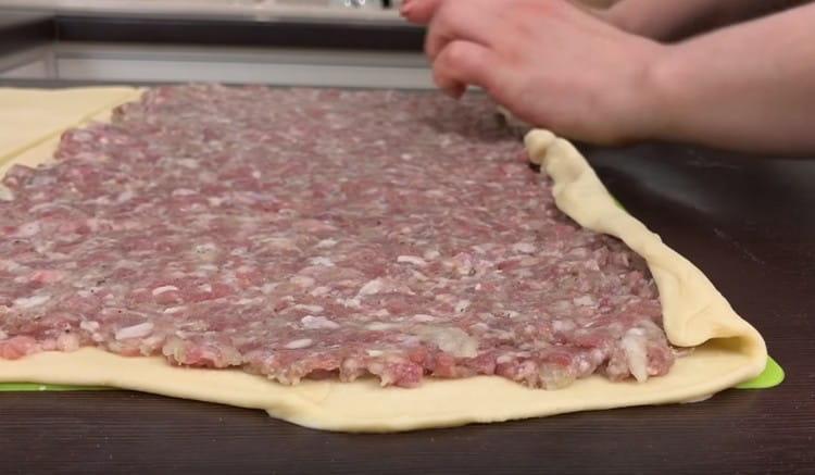 Внимателно разточете рулото тесто.