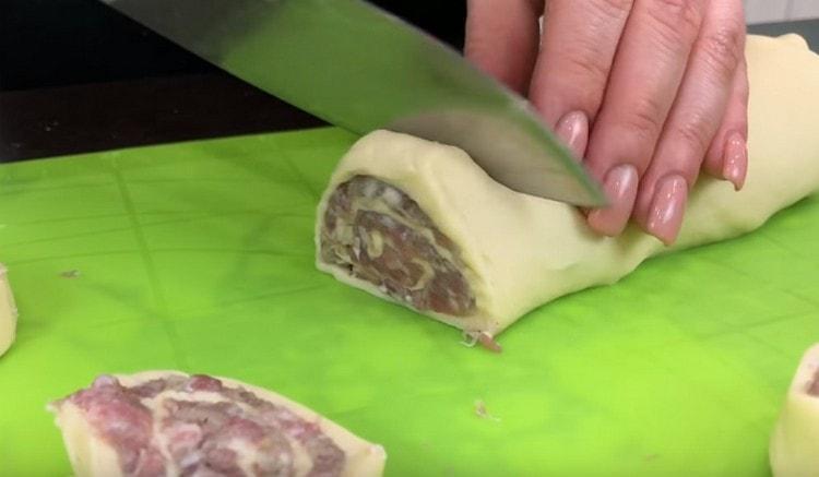 Нарежете рулото на парчета.