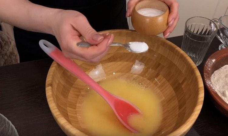 Добавете сол, разбъркайте отново.