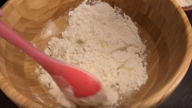 Въвеждаме брашно във водата на части.