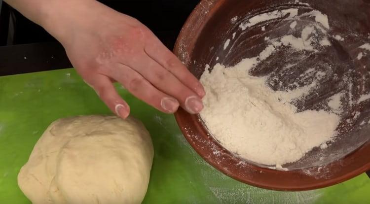 Омесете гладко меко тесто.