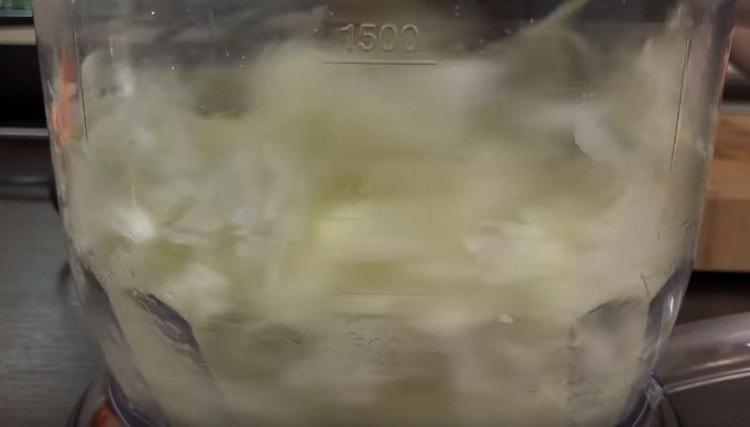 Нарежете или смелете лука в блендер.