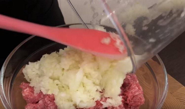 Комбинирайте лука с кайма.