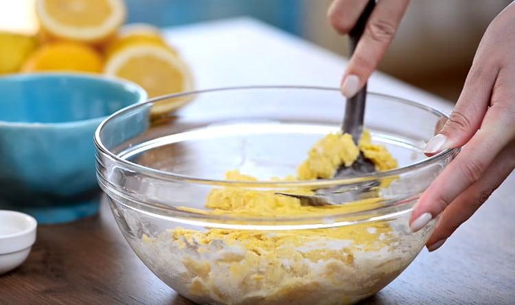 Campurkan adunan dengan teliti.