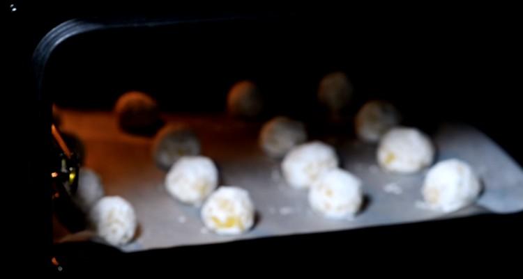 Kami menghantar cookies ke oven.