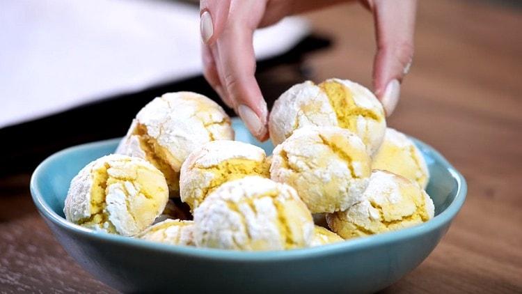 Kue lemon halus adalah rapuh dan sangat harum.
