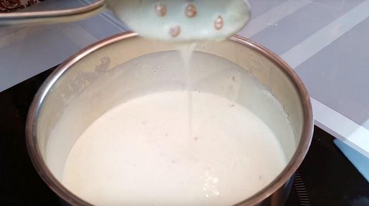 Mezcla la salsa y apaga el fuego.