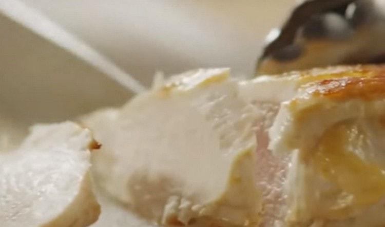 Нарежете пърженото филе на по-малки парчета.