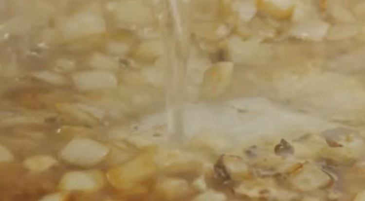 Разбъркайте лука до омекване и добавете бульона.