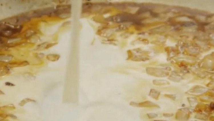 Представете бъдещия сметанов сос, разбъркайте.