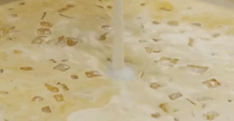 Добавете и мляко.