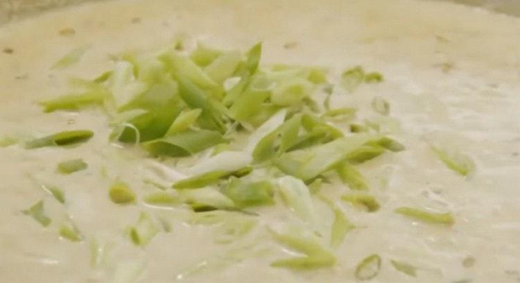 След това добавете ситно нарязания зелен лук.