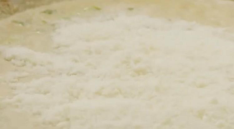 Изчакайте, докато сосът се свари, добавете настърган пармезан.