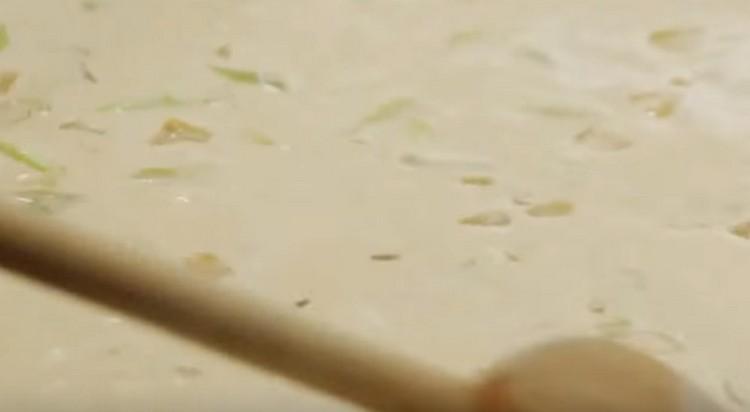 Смесете соса. довеждаме го до хомогенност.