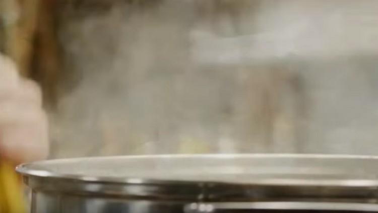 В тенджера докарайте водата до кипене.