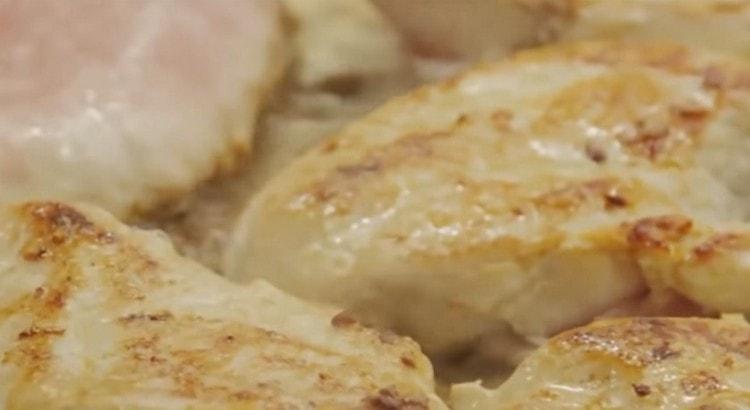 Запържете пилето от двете страни.