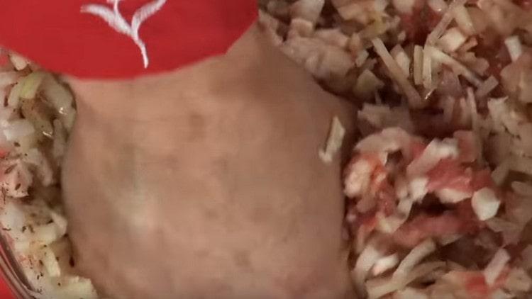 Fügen Sie ein wenig Wasser hinzu und mischen Sie die Füllung gründlich.