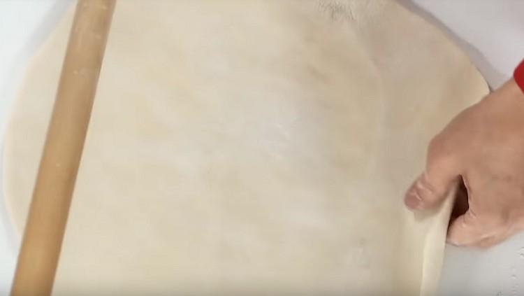 Den Teig so dünn wie möglich ausrollen.