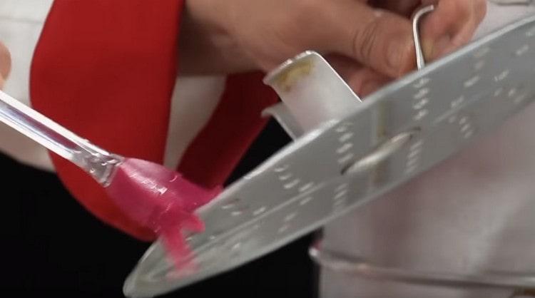 Fetten Sie die Bleche des Herdes mit Pflanzenöl ein.