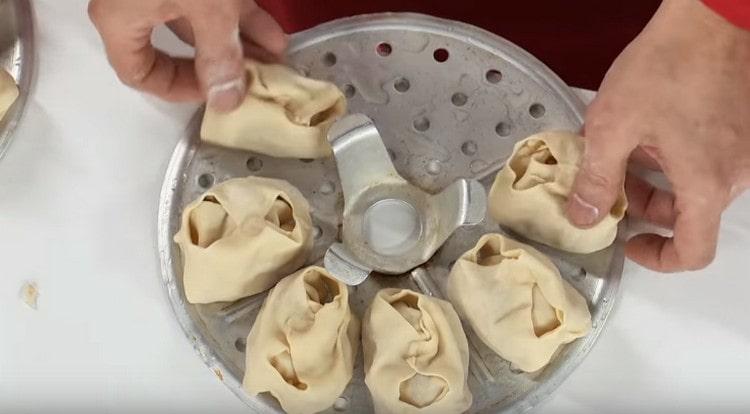 Wir legen unser Manti auf Paletten der Mantovarka.