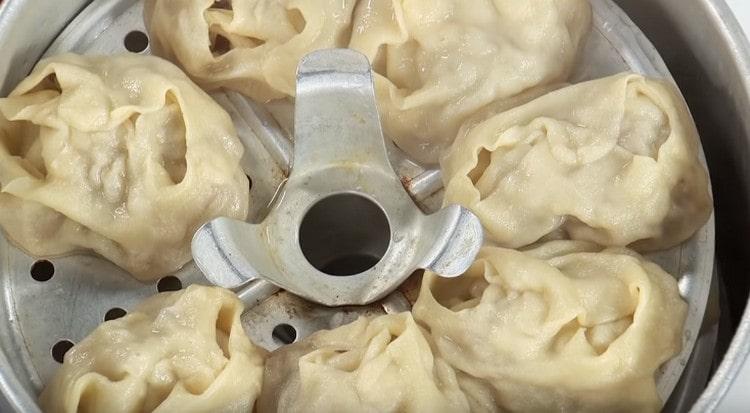 Ein Paar Manti wird für eine halbe Stunde zubereitet.