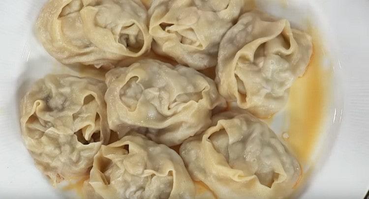 Wir übertragen den fertigen Manti auf einen Teller.