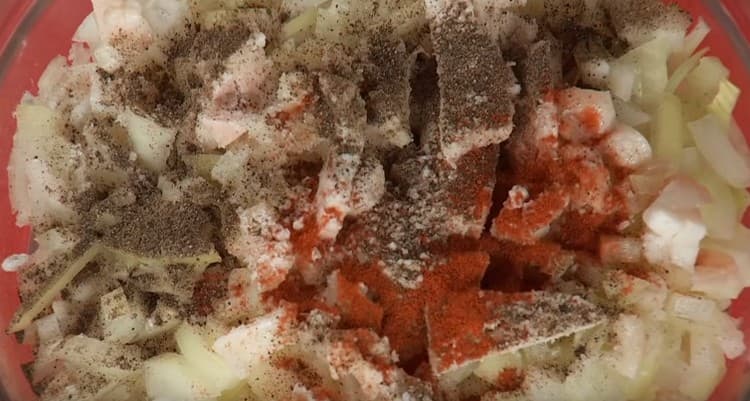 Salz und Gewürze zum Hackfleisch geben.