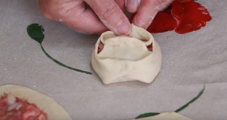 Слагаме каймата върху тестото и оформяме манти.