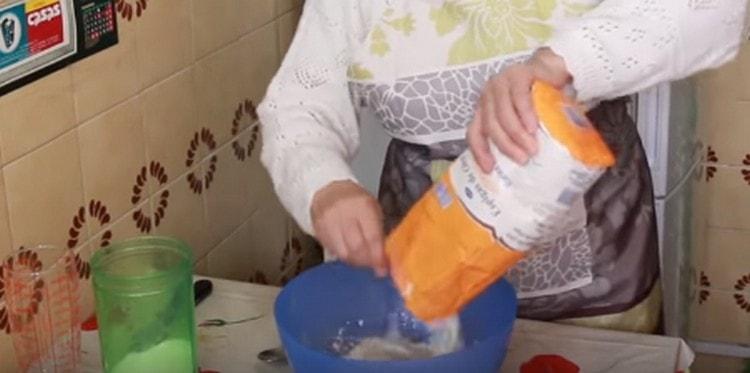 Изсипете брашното в подсолена вода и разбъркайте.