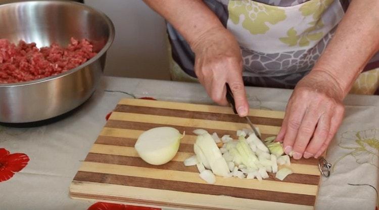 Нарязваме ситно лука.