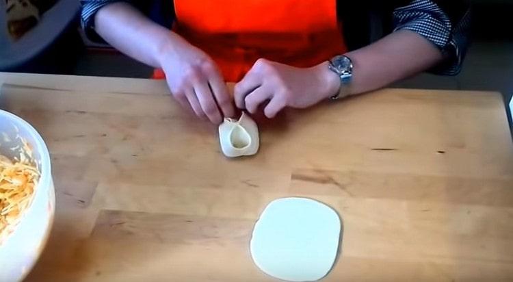 Свързваме заедно ъглите на получения тестов квадрат.