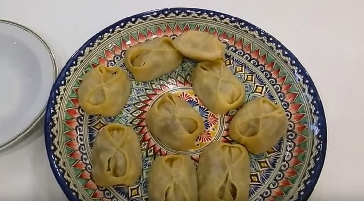 Както виждате, лесно е да направите манти със зеле.