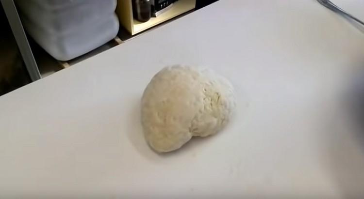 Отново омесете тестото.