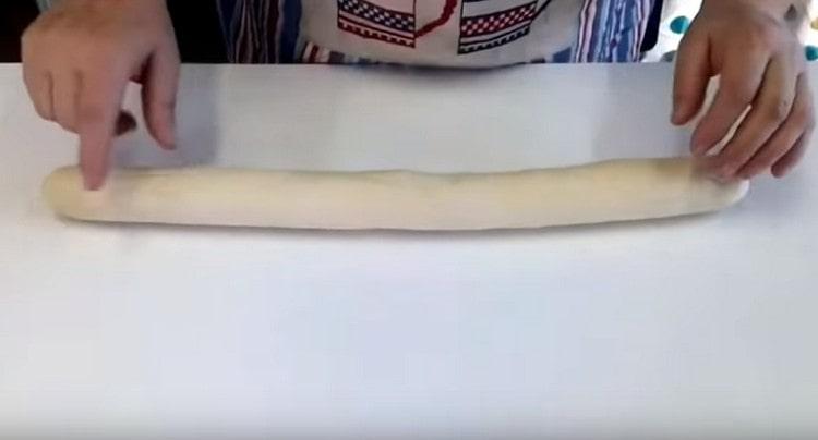 Омесете отново тестото и сега оформете от него колбас.