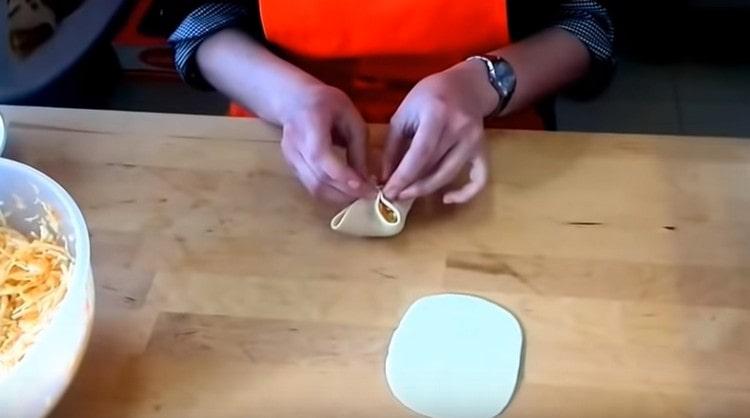 Свързваме ъглите на тестото, които са разположени по диагонал един към друг.