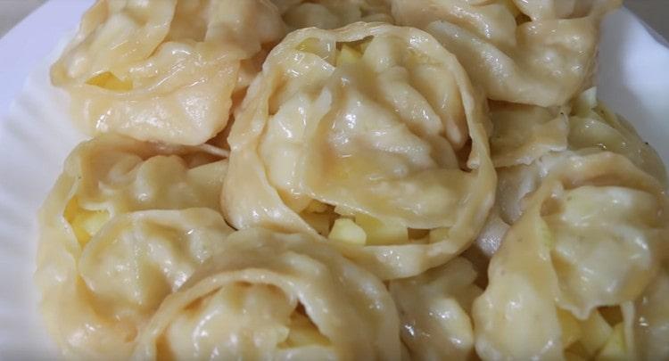 În aragazul de manta, manti cu cartofi sunt gătite timp de o jumătate de oră.