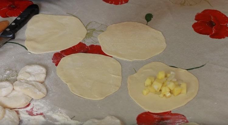 Puneți nchinka pe centrul fiecărei prăjituri.