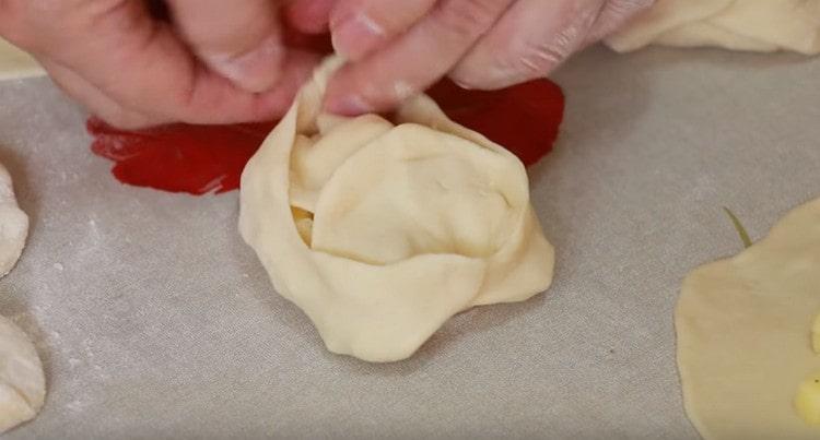 Strângeți cu atenție manti.