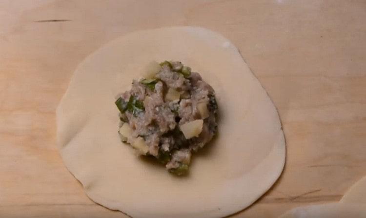 Поставете плънката в центъра на всяка торта.