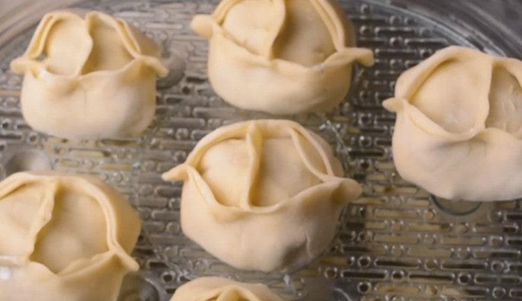 поставете манти в намазнена купа на тенджера под налягане или в двоен котел