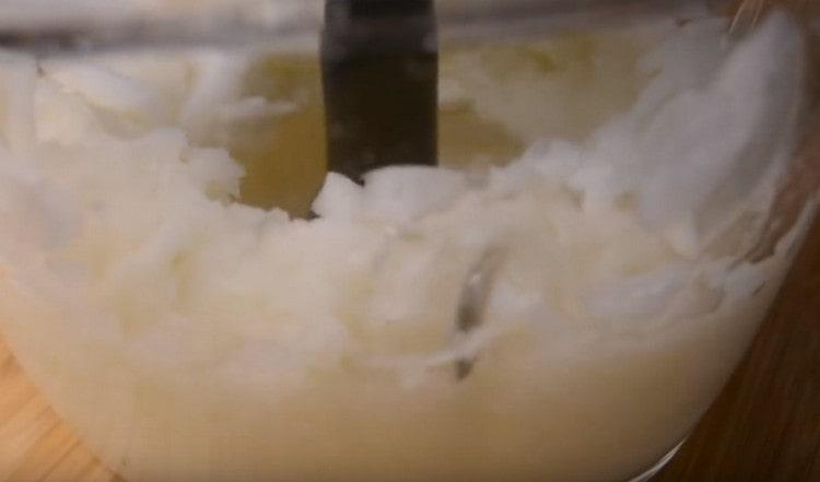 Смелете лука в блендер или мелница.