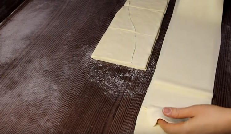 Inilatag namin ang bawat parisukat sa isang mahabang laso at inilalagay ang bawat isa sa kanila sa bawat isa.