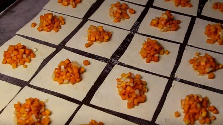 ilagay ang pagpuno ng kalabasa sa gitna ng bawat piraso.