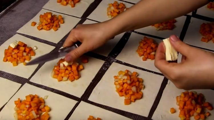 Maaari ka ring magdagdag ng isang piraso ng mantikilya sa pagpuno.